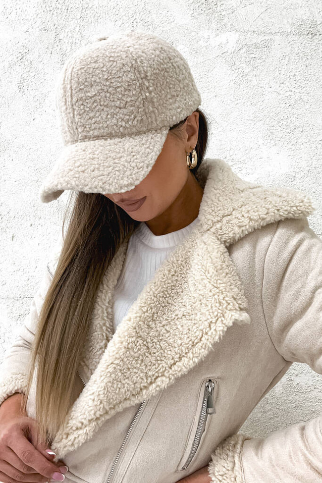 PLUSZOWA CZAPKA Z DASZKIEM- BEŻOWA