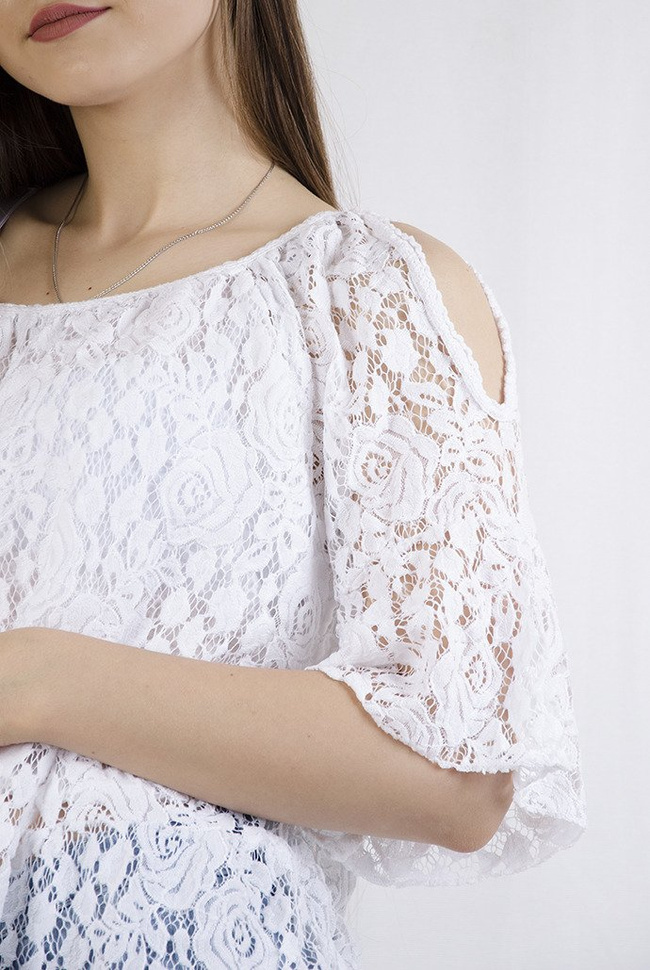 Koronkowa biała bluzka z odkrytymi ramionami