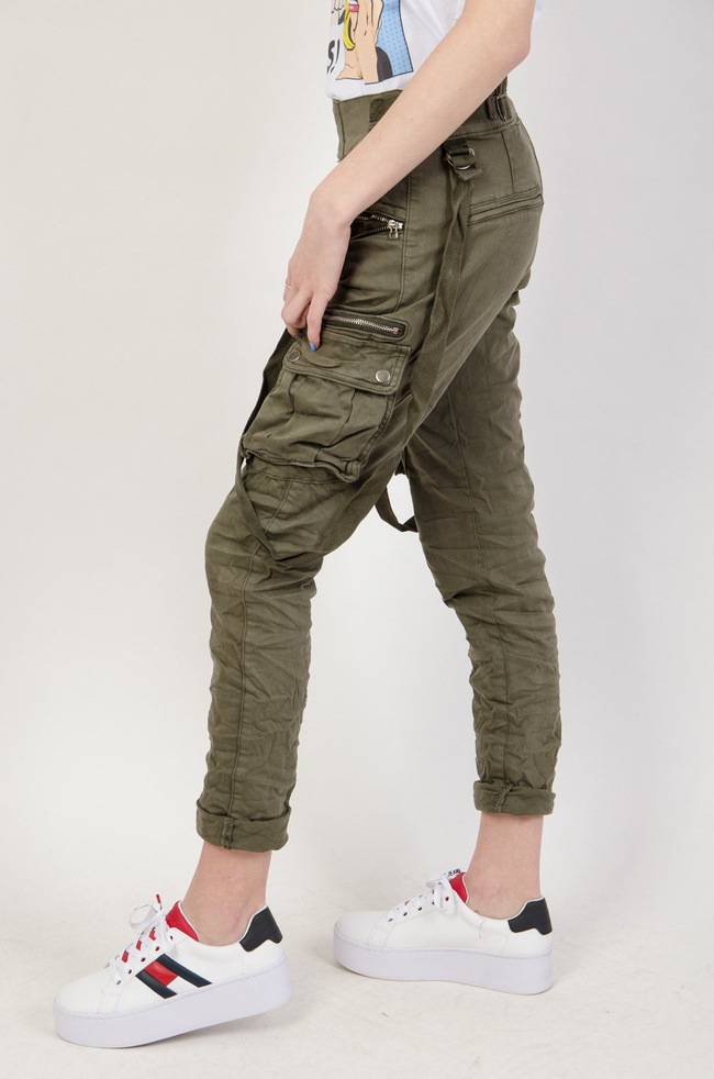 Zielone spodnie joggery z zamkami oraz szelkami