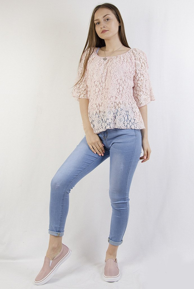Koronkowa różowa bluzka z odkrytymi ramionami