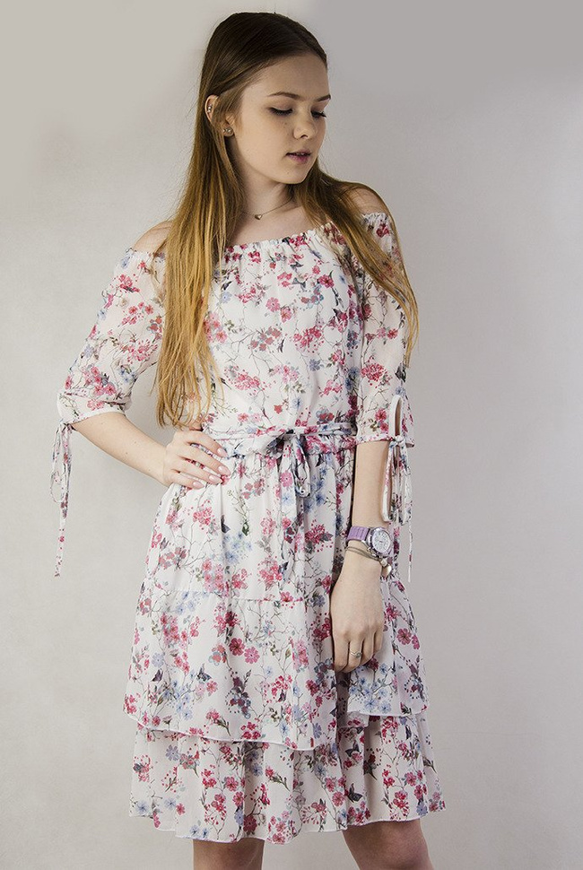 Biała sukienka w kwiaty z wiązaniem w pasie