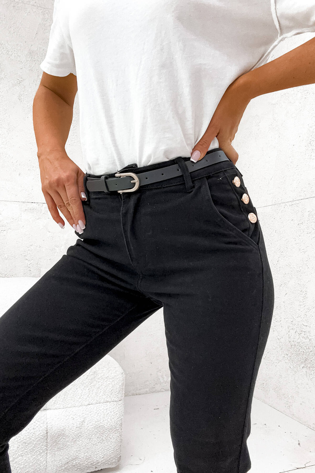 SPODNIE JENASOWE MOM FIT Z GUZIKAMI NA KIESZENI + PASEK- CZARNE