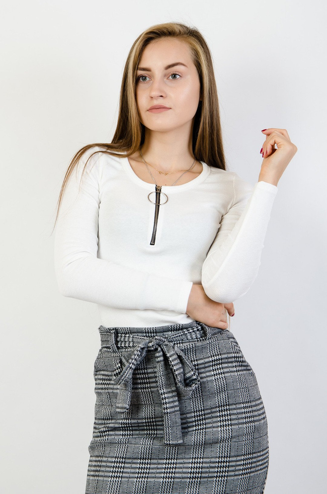 Biała dopasowana bluzka z zamkiem