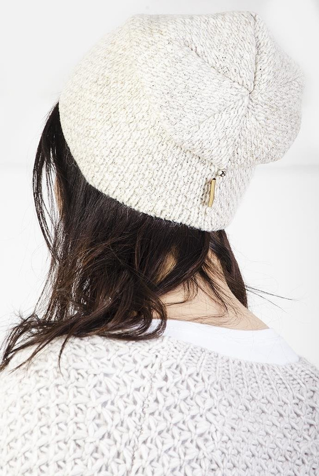 Beżowa czapka ze złotymi akcentami