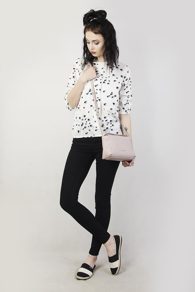 Biała bluzka w czarne jaskółki