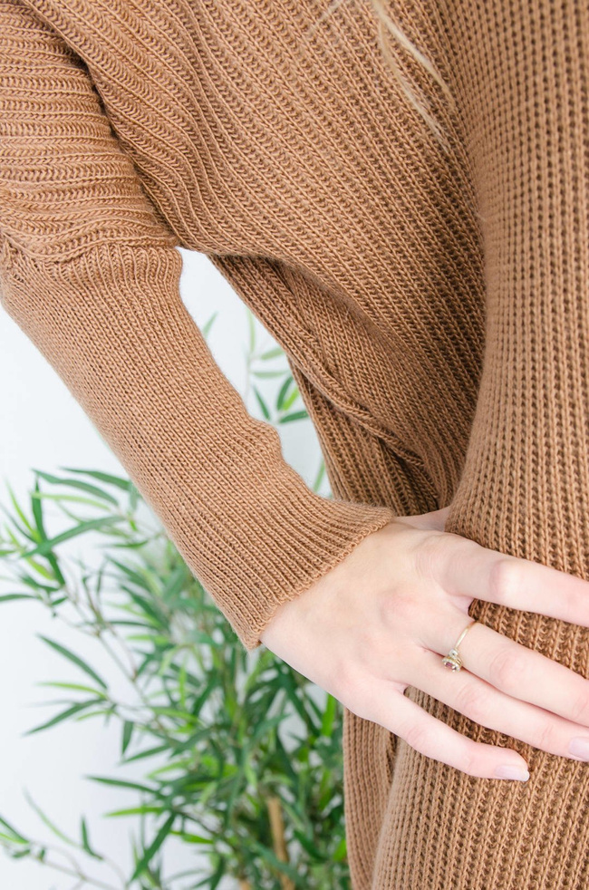 BRĄZOWA SUKIENKA SWETERKOWA Z KAPTUREM