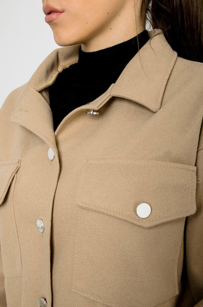 BEŻOWY KRÓTKI PŁASZCZ ZAPINANY NA GUZIKI Z KIESZENIAMI