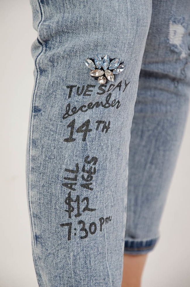 Spodnie jeansowe typu BOYFRIEND z napisami