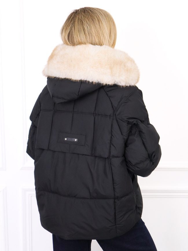 KURTKA PUCHOWA Z DZIANINOWYMI WSTAWKAMI PRZY RĘKAWIE- CZARNA