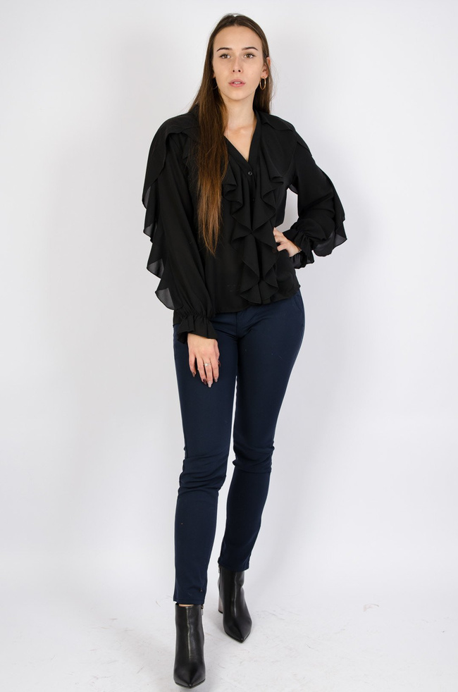 Czarna bluzka z żabotem oraz falbaną na rękawach
