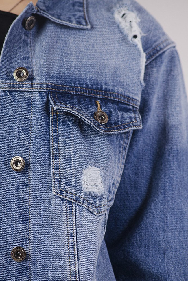 Ciemna kurtka jeansowa przedłużana z szarpaniem na dole