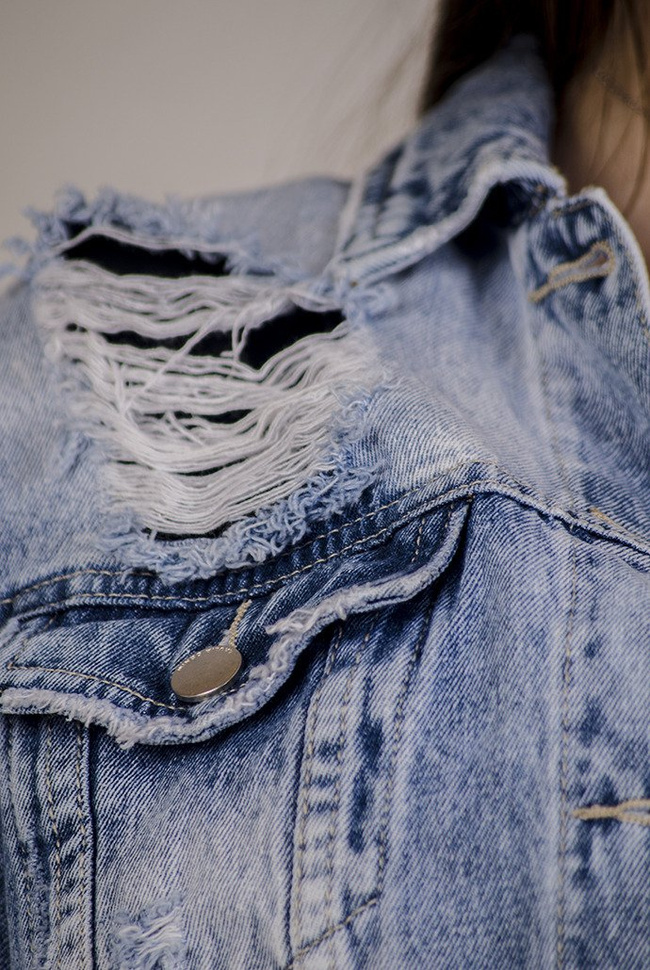 Kurtka jeansowa krótka z przetarciami oraz szarpaniami