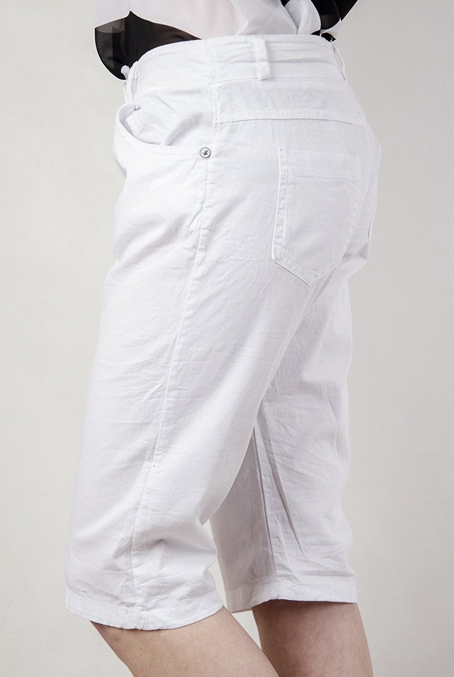 Białe spodenki przed kolano