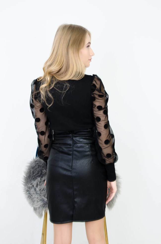 CZARNA PRĄŻKOWANA BLUZKA Z TIULOWYMI RĘKAWAMI W GROCHY