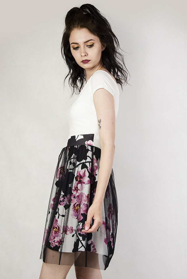 Biała sukienka z dołem w kwiaty, z siateczkowym obszyciem