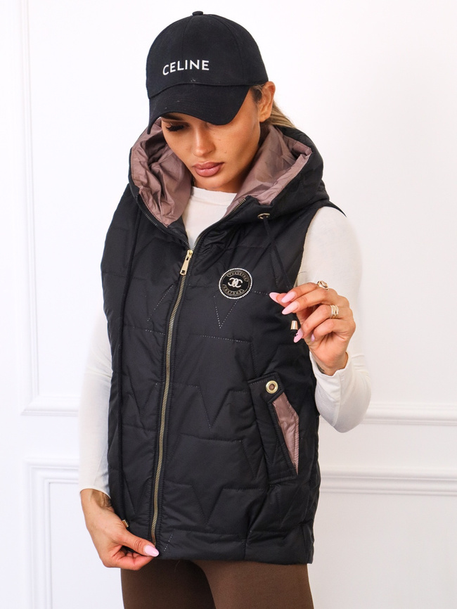 KAMIZELKA Z KAPTUREM I NASZYWKĄ- CZARNA