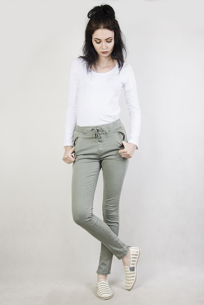 Zielone spodnie z zamkami i gumą w pasie