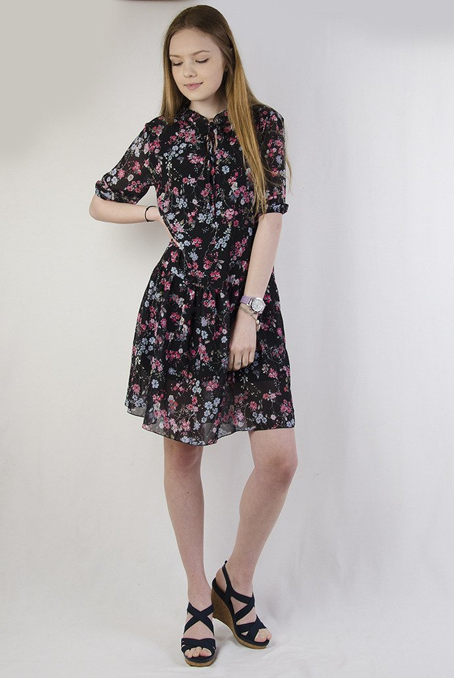 Zwiewna czarna sukienka w kwiaty z wiązaniem przy szyi