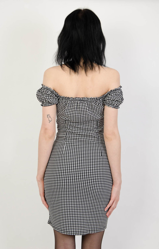 Dopasowana sukienka w pepitkę z odkrytymi ramionami