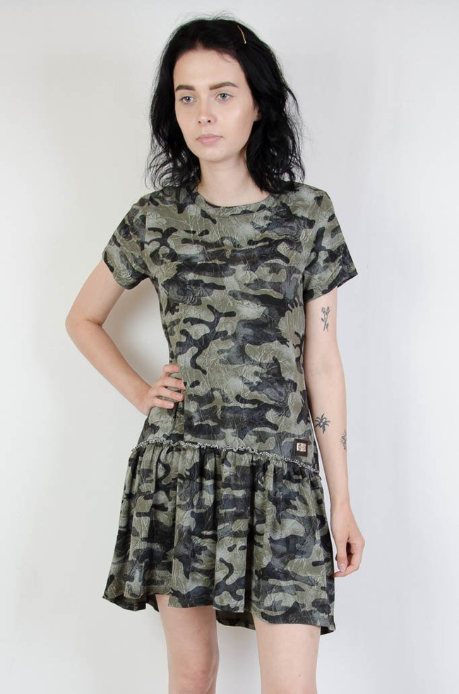 Asymetryczna sukienka moro z rozkloszowanym dołem