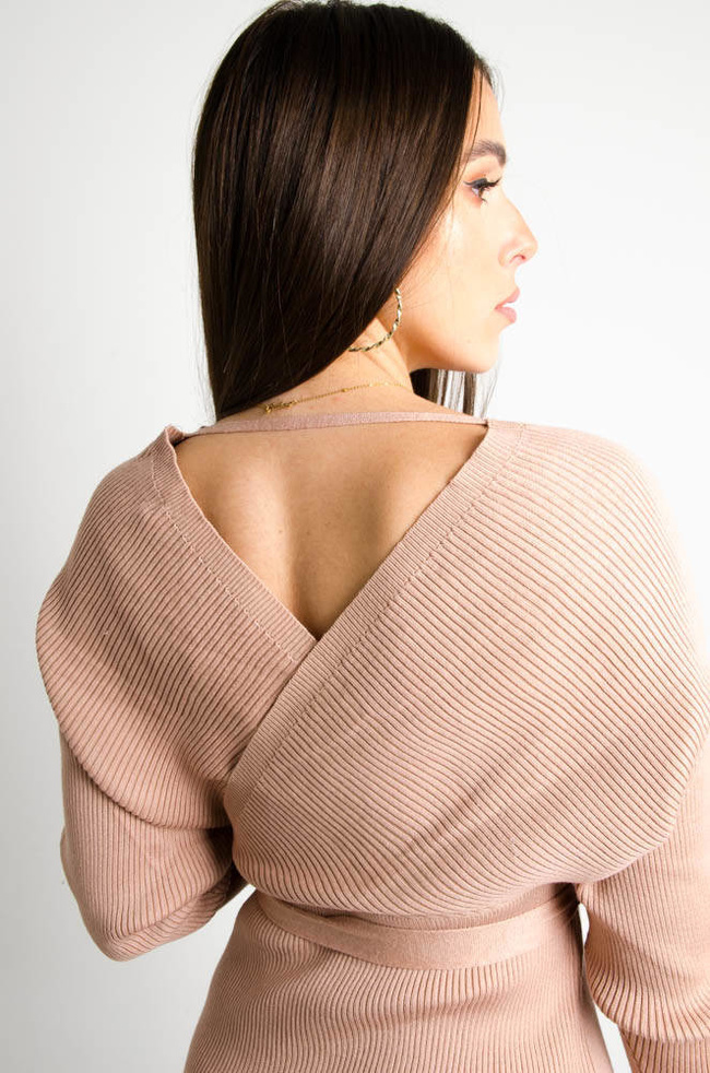 BEŻOWA PRĄŻKOWANA SUKIENKA MIDI Z ROZCIĘCIEM