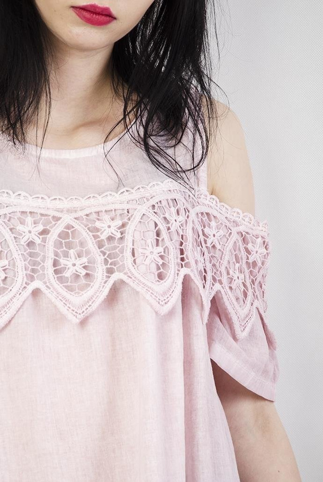 Jasnoróżowa bluzka z wyciętymi ramionami i ażurowym zdobieniem