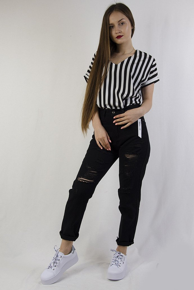 Czarne spodnie boyfriend z szarpaniami przy nogawce