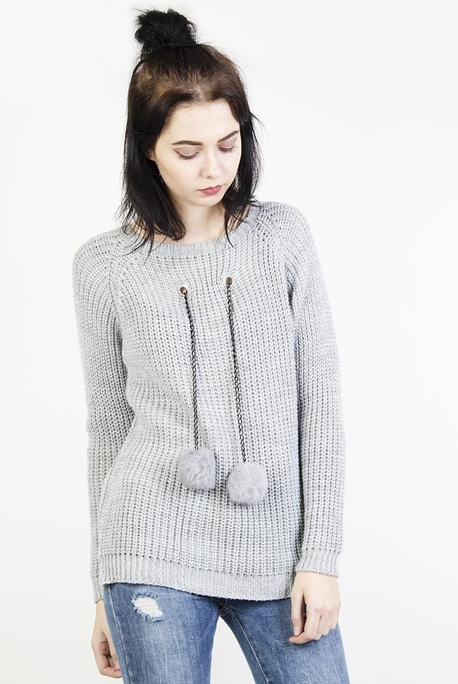 Szary sweter z pomponami na łańcuszku