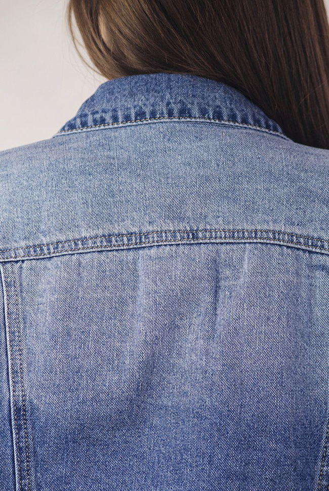 Ciemna kurtka jeansowa przedłużana z szarpaniem na dole