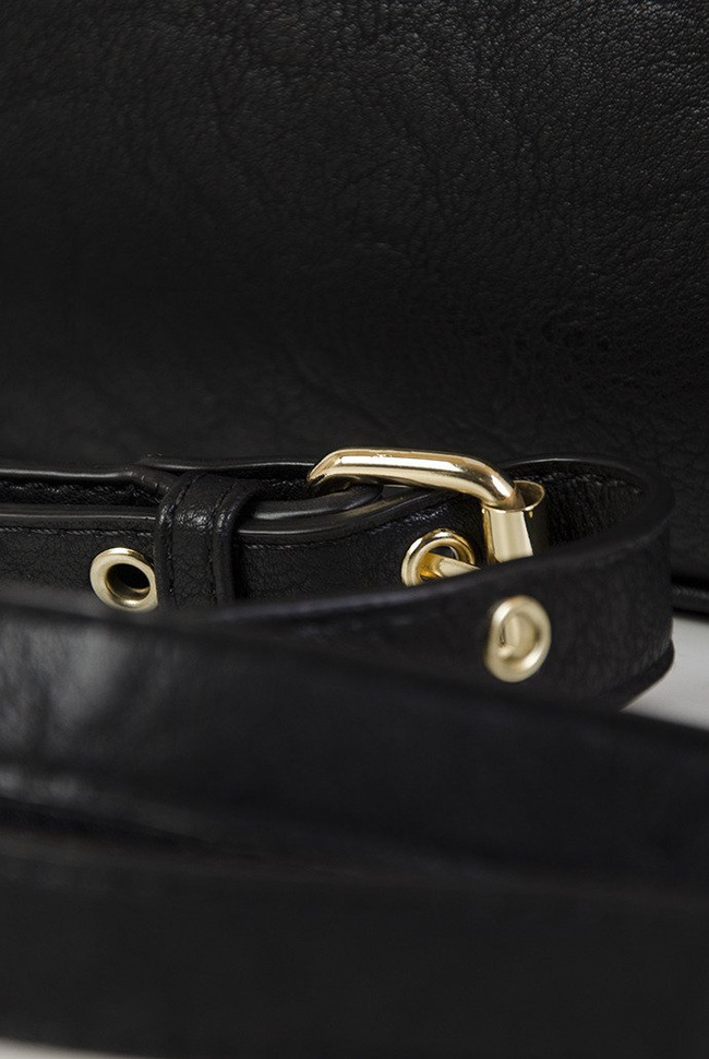 Czarna, mała torebka ze sprzączką