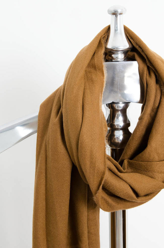  BRĄZOWY GŁADKI SZAL Z FRĘDZLAMI