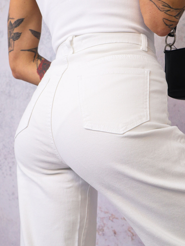 BIAŁE SPODNIE JEANSOWE Z SZEROKIMI NOGAWKAMI 