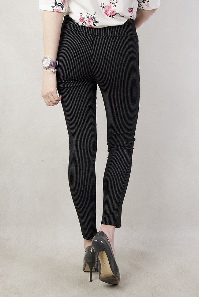 Czarne spodnie w białe paski