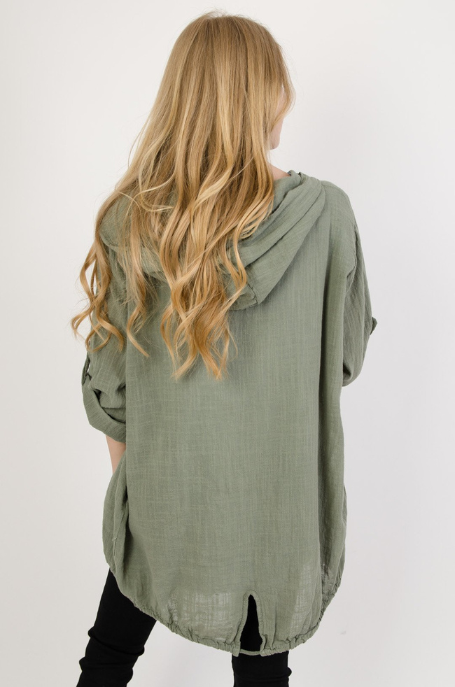 Zielona narzutka z kapturem oraz kieszeniami