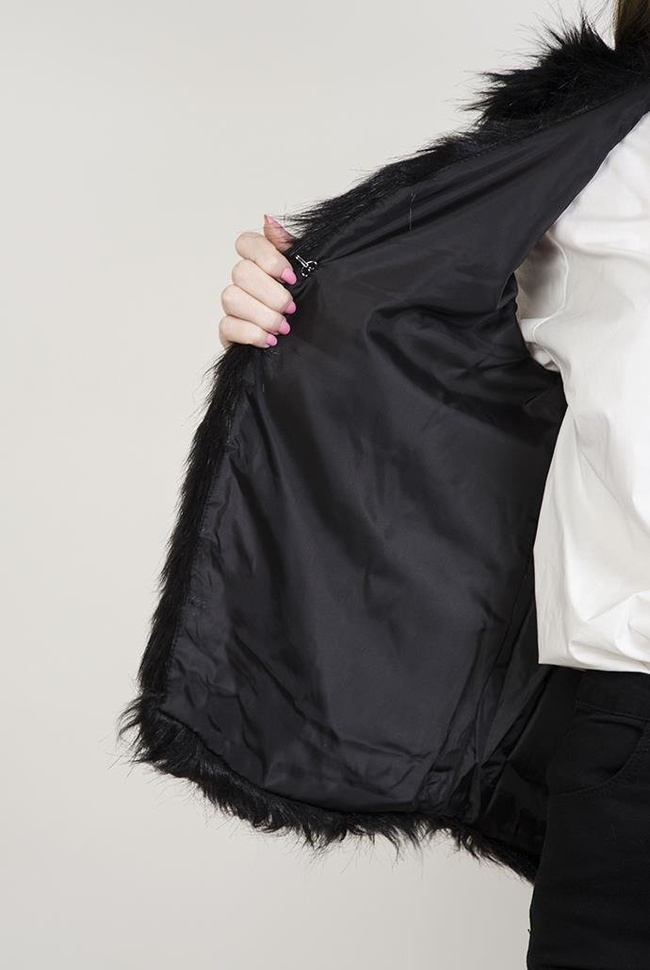 Czarna, włochata kamizelka