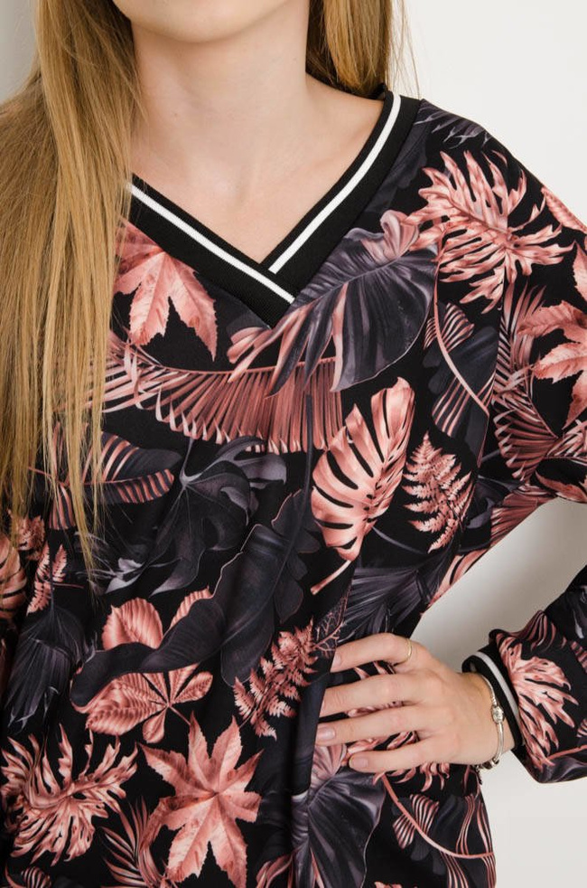 CZARNA BLUZKA W LIŚCIE Z DEKOLTEM W SZPIC