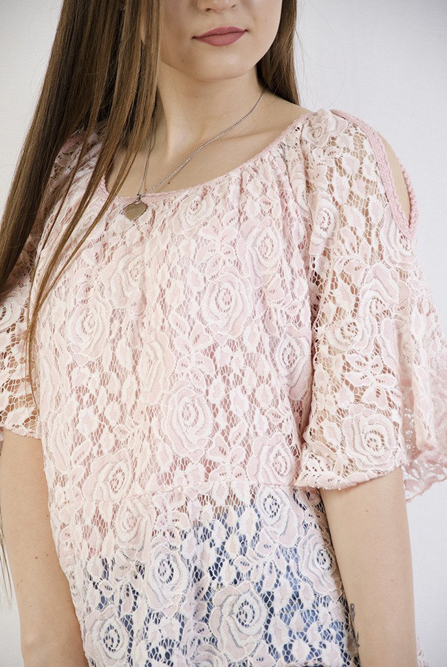 Koronkowa różowa bluzka z odkrytymi ramionami