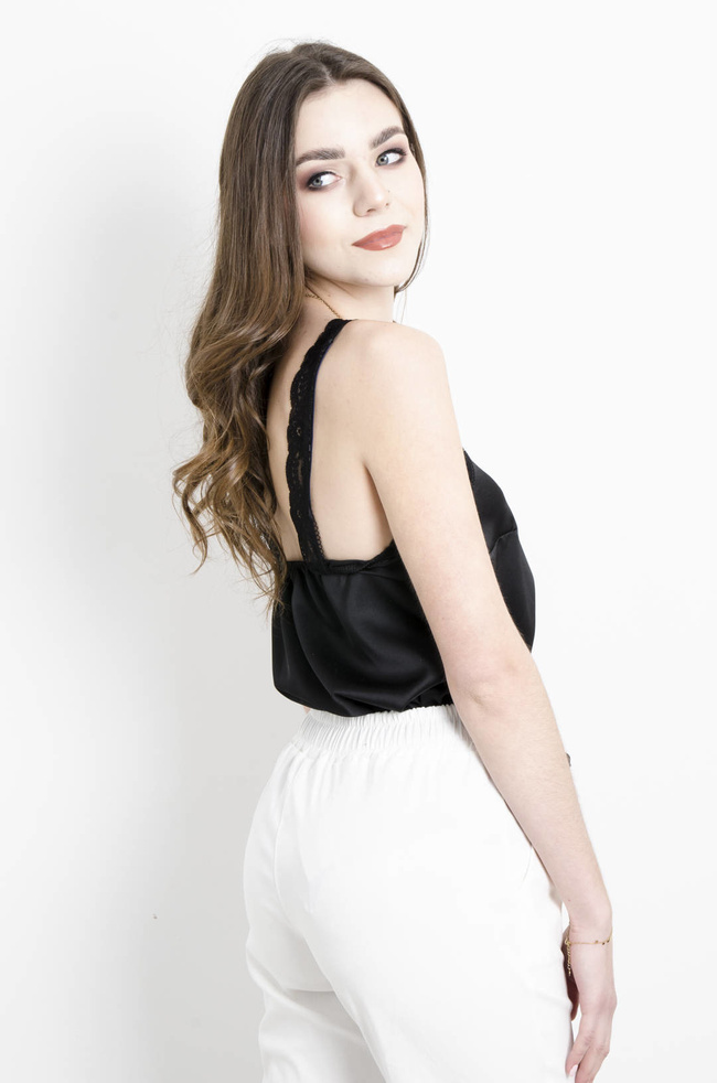 SATYNOWY TOP NA RAMIACZKACH WYKOŃCZONY KORONKĄ 