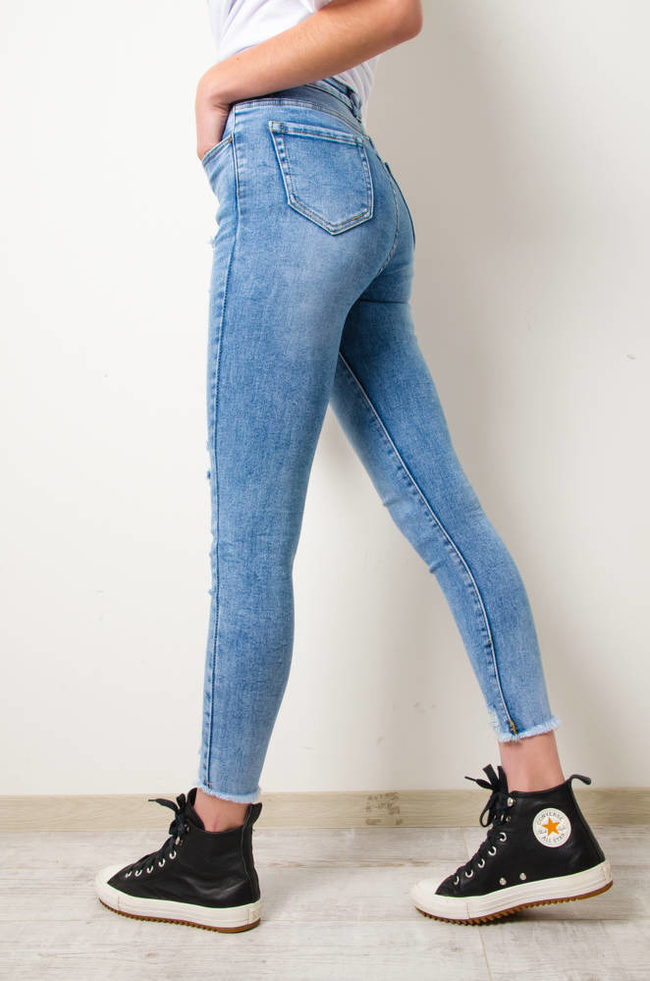 JASNE SPODNIE JEANSOWE Z PRZETARCIAMI-WYSOKI STAN