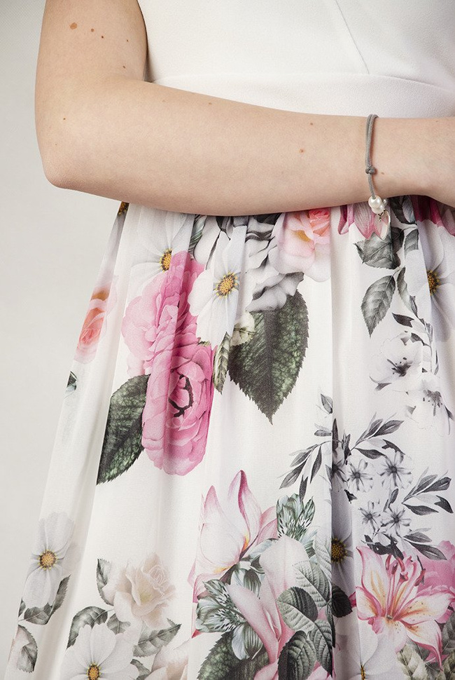 Biała sukienka na ramiączka, z kwiatowym dołem