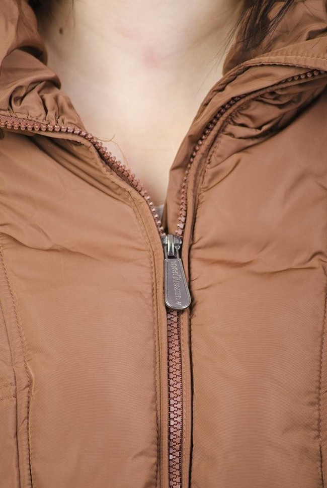 Brązowa pikowana kurtka z klamrą w pasie