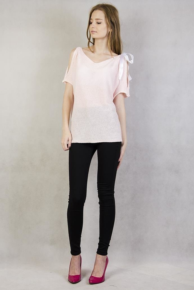 Krótki jasnoróżowy sweter ze wstążką i wycięciem