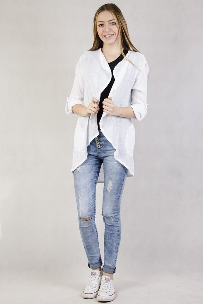 Biała narzutka z ażurowym wzorem na plecach