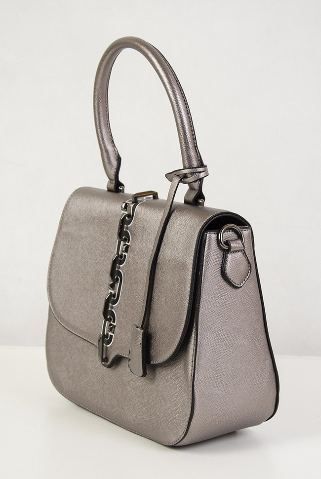 Srebrna torebka ze zdobieniem