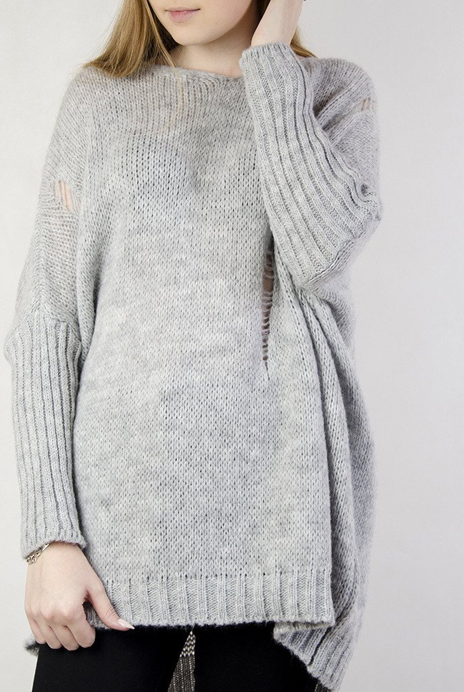 Szary sweter oversize z dziurami oraz dekoltem w serek