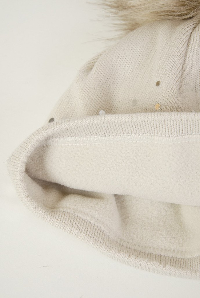 Beżowa czapka z ociepleniem i srebrnymi kropkami