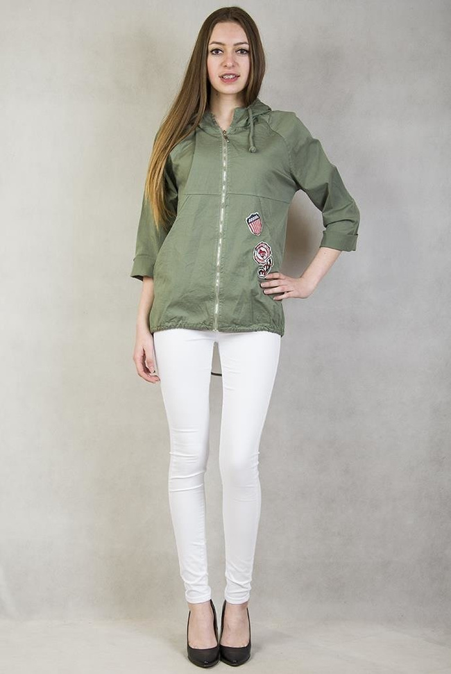 Zielona, asymetryczna kurteczka z naszywkami