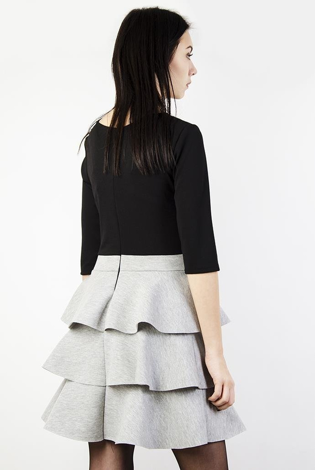 Czarno-szara sukienka z falbanami