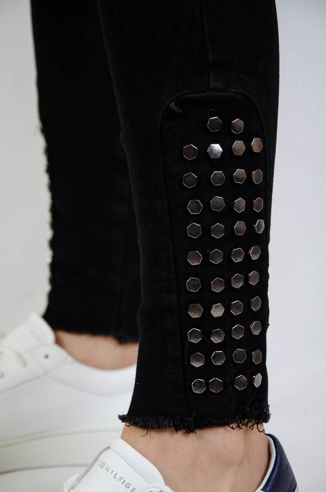 Czarne spodnie jeansowe z ćwiekami przy nogawce