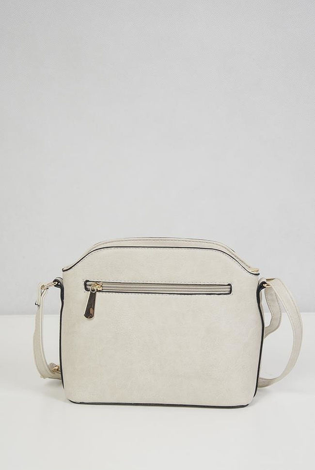 Kremowa, mała torebka zdobiona ćwiekami